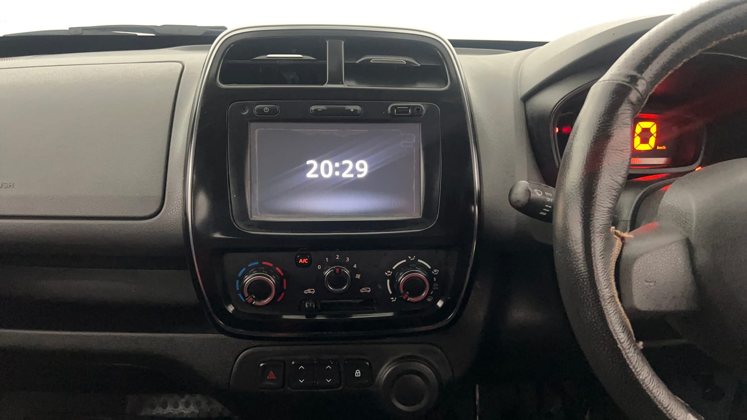 Used 2018 Renault Kwid RXT (O) 1.0 SCE Edition Petrol Manual interior MUSIC SYSTEM & AC CONTROL VIEW