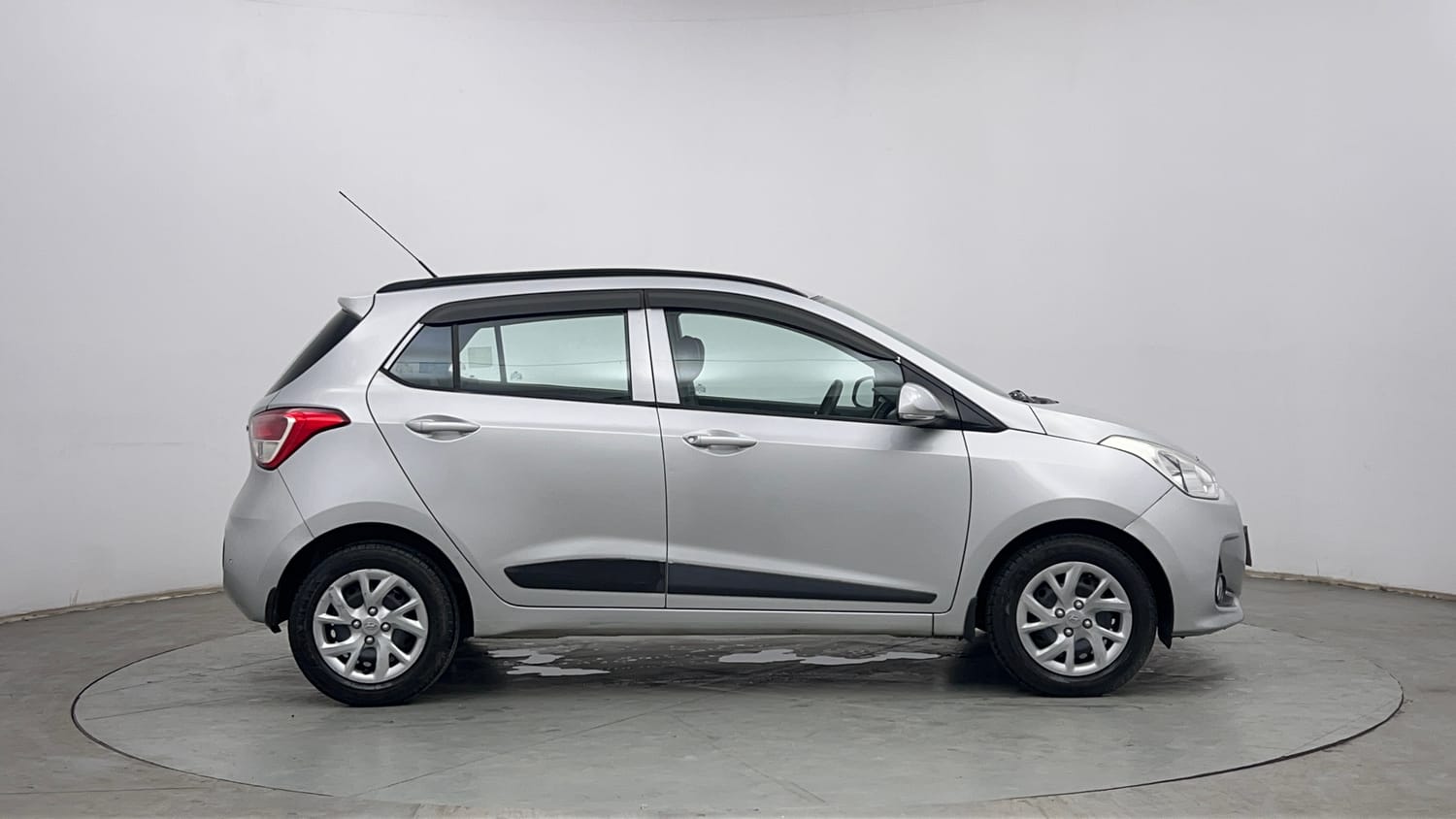 Used 2018 Hyundai Grand i10 Sportz 1.2 Kappa VTVT Petrol Manual exterior RIGHT SIDE VIEW