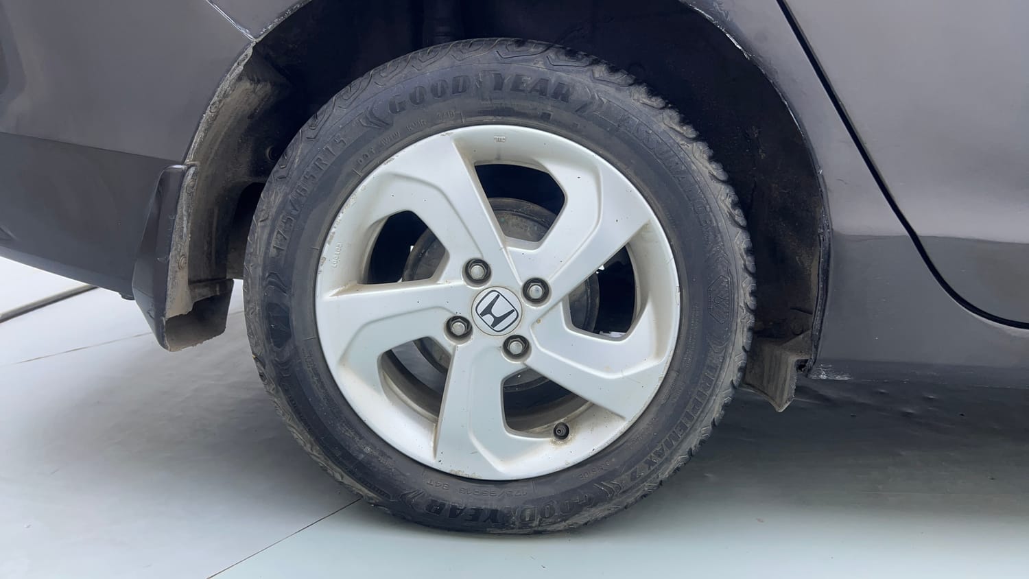 Used 2016 Honda City VX CVT Petrol Automatic tyres RIGHT REAR TYRE RIM VIEW