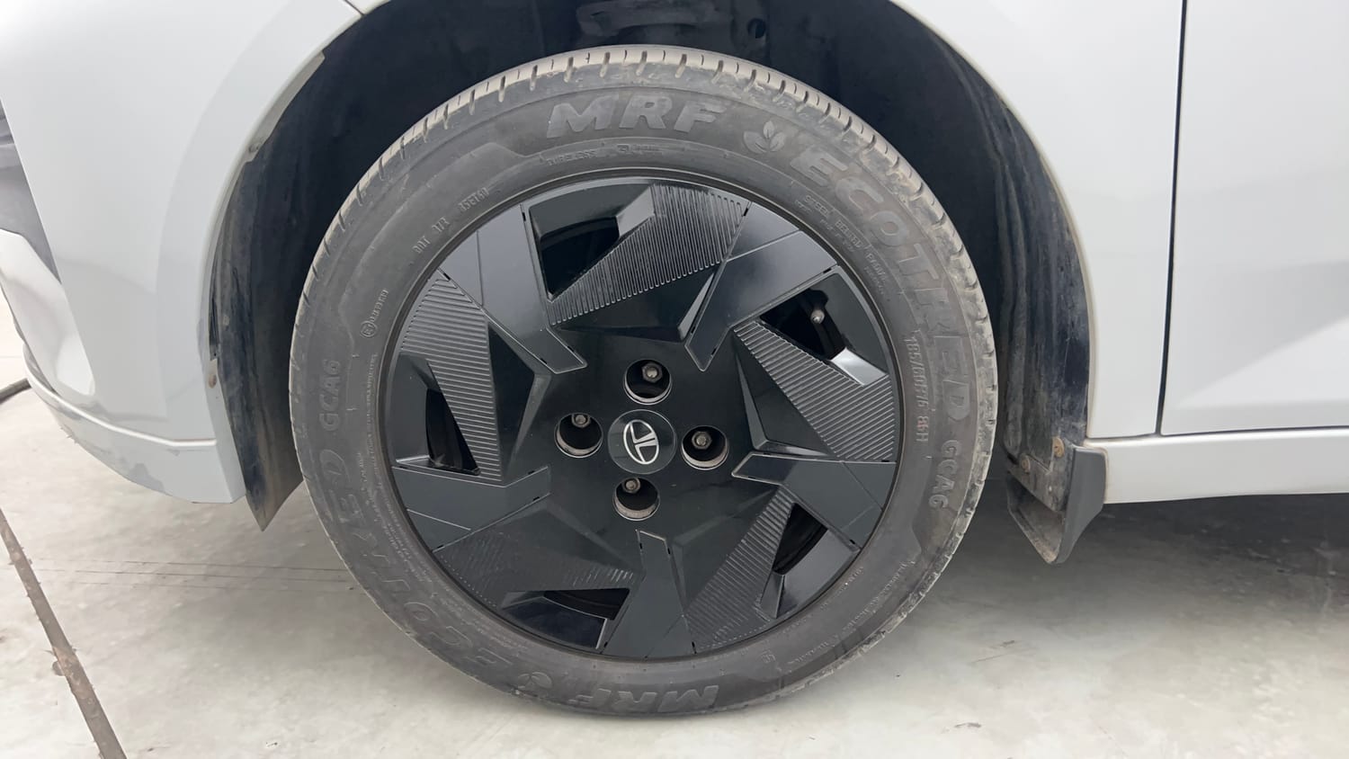 Used 2025 Tata Altroz Creative Petrol 5AMT Petrol Automatic tyres LEFT FRONT TYRE RIM VIEW