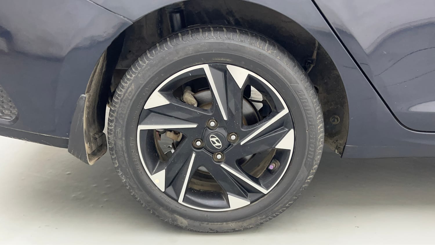 Used 2021 Hyundai Verna SX (O) 1.0 Turbo DCT Petrol Automatic tyres RIGHT REAR TYRE RIM VIEW