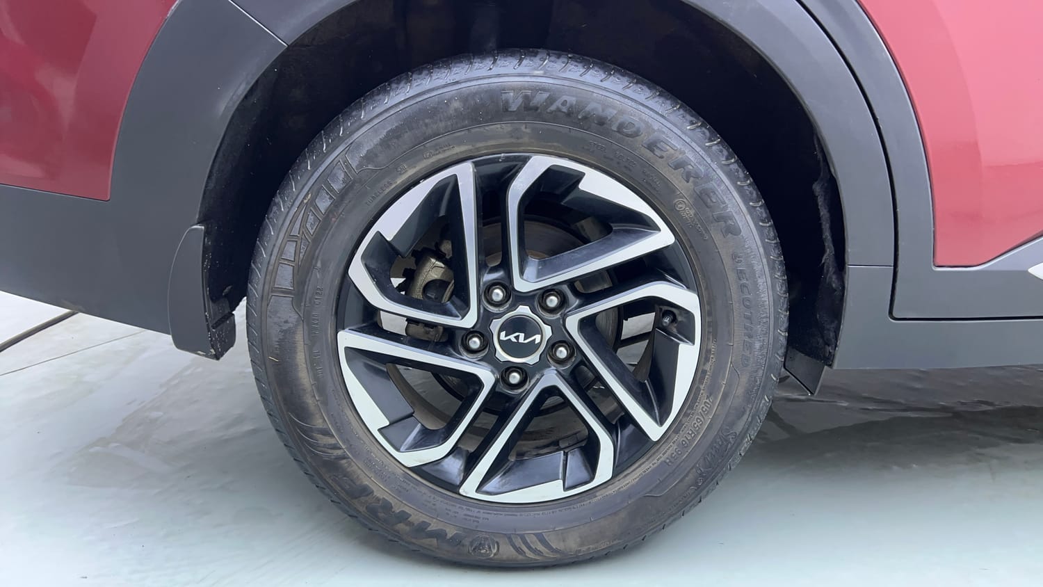 Used 2022 Kia Carens Luxury Plus 1.4 Petrol 6 STR Petrol Manual tyres RIGHT REAR TYRE RIM VIEW