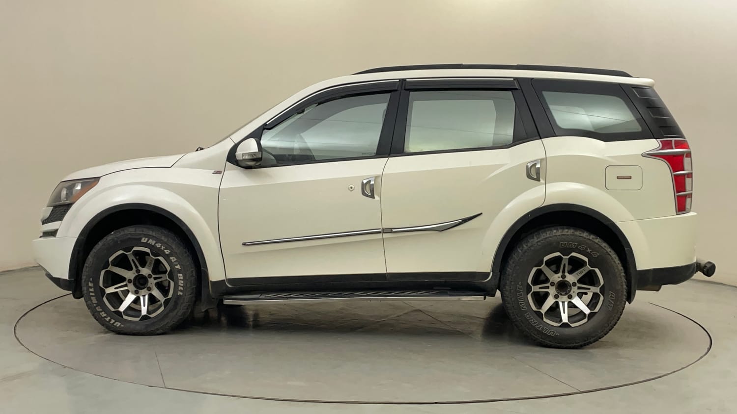 Used 2015 Mahindra XUV500 W6 Diesel Manual exterior LEFT SIDE VIEW