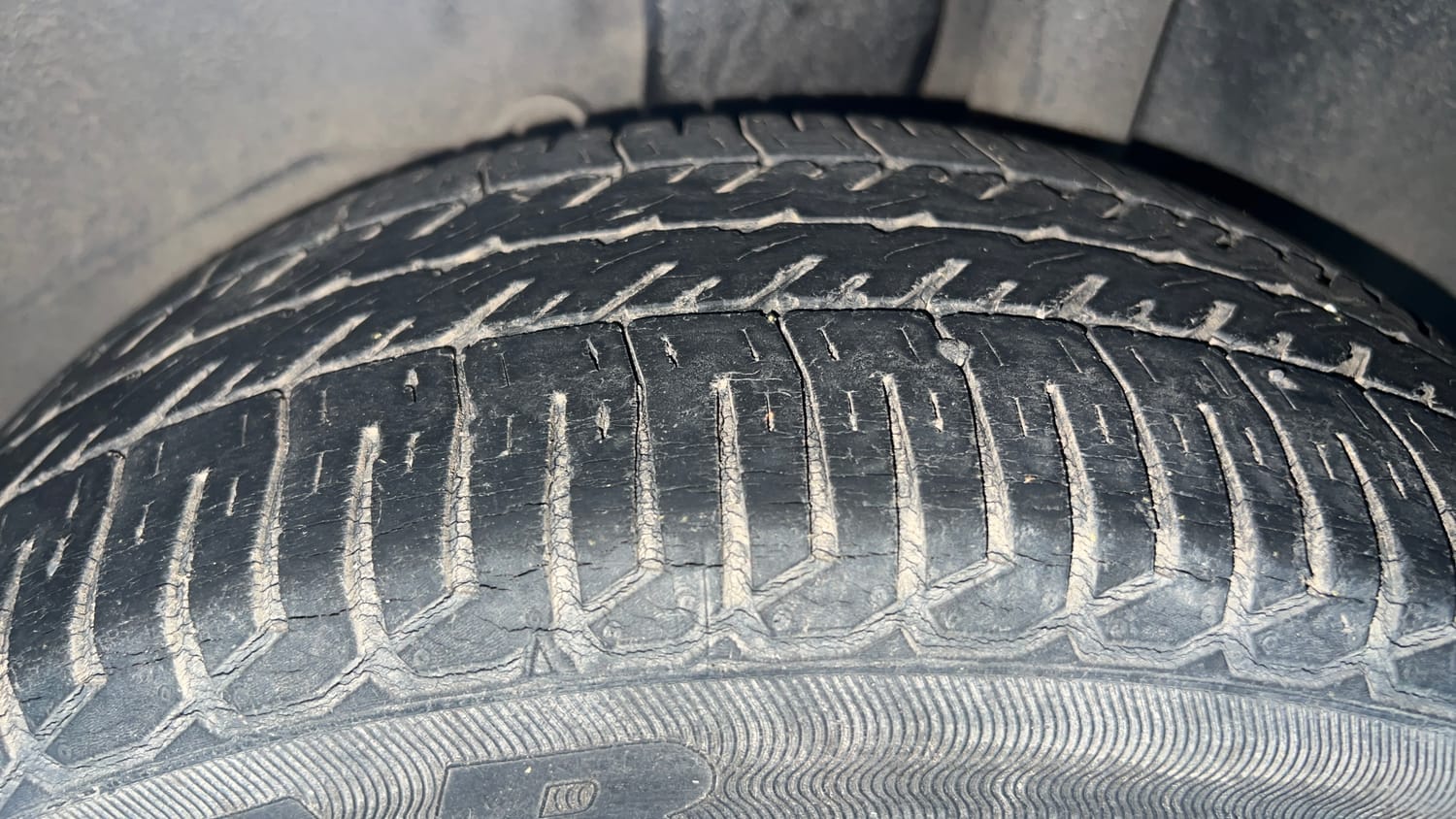 Used 2013 Ford Figo Duratec Petrol ZXI 1.2 Petrol Manual tyres LEFT REAR TYRE TREAD VIEW