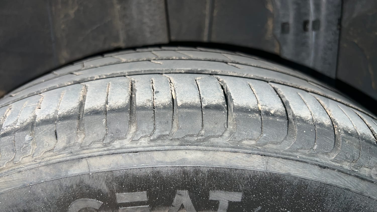 Used 2022 Renault Triber RXZ Dual Tone Petrol Manual tyres RIGHT REAR TYRE TREAD VIEW