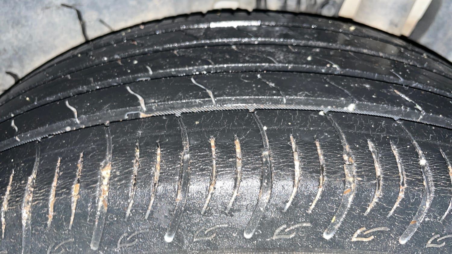 Used 2022 Maruti Suzuki Brezza ZXi Plus AT Petrol Automatic tyres LEFT REAR TYRE TREAD VIEW