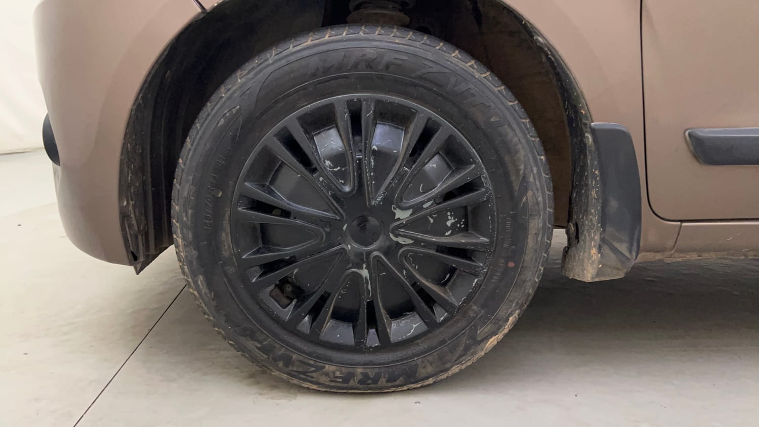 Used 2021 null Petrol Automatic tyres LEFT FRONT TYRE RIM VIEW