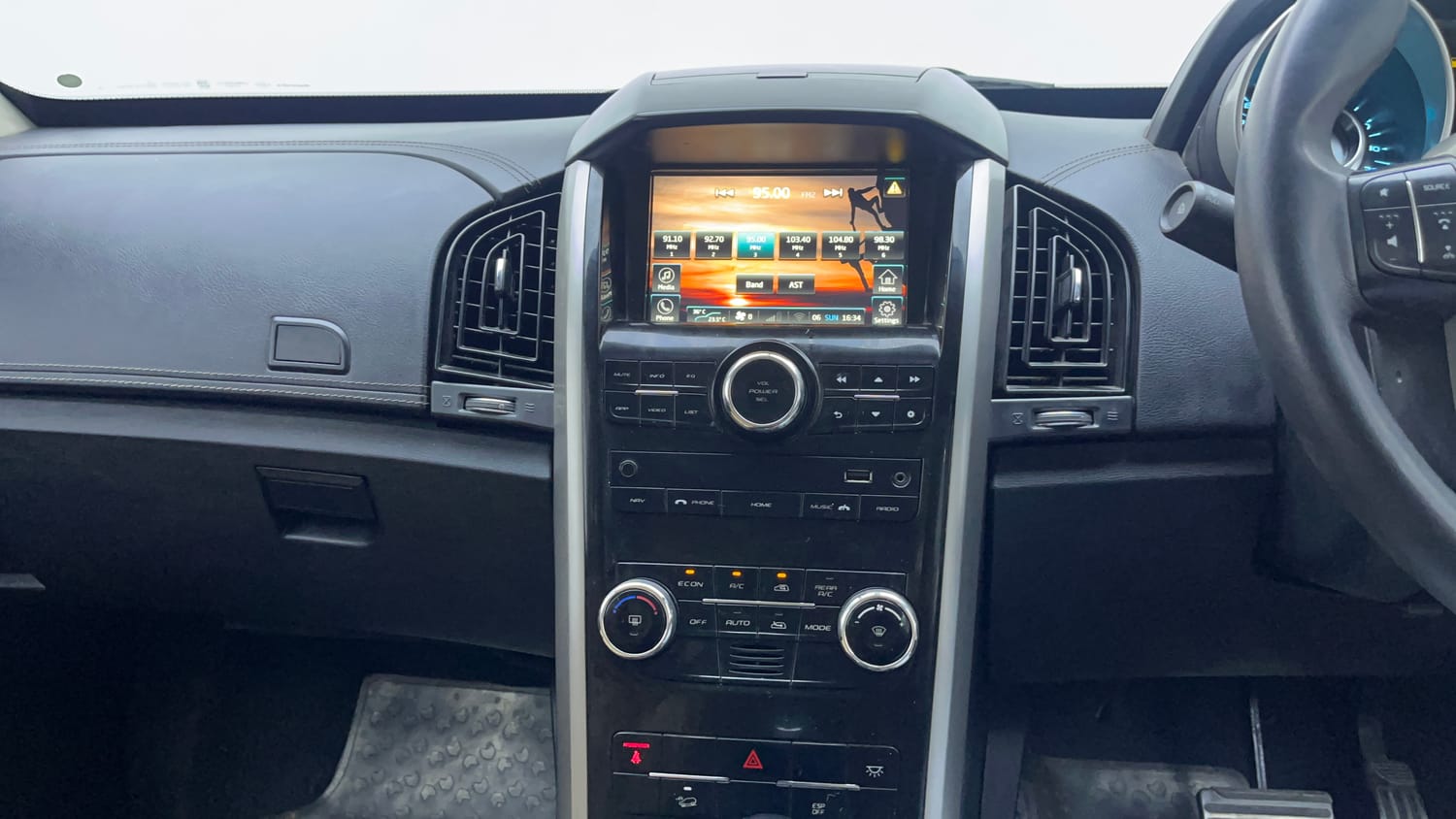 Used 2018 Mahindra XUV500 W11 AT Diesel Automatic interior MUSIC SYSTEM & AC CONTROL VIEW