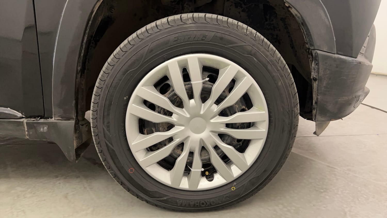 Used 2016 Mahindra KUV100 K6 6 STR Petrol Manual tyres RIGHT FRONT TYRE RIM VIEW