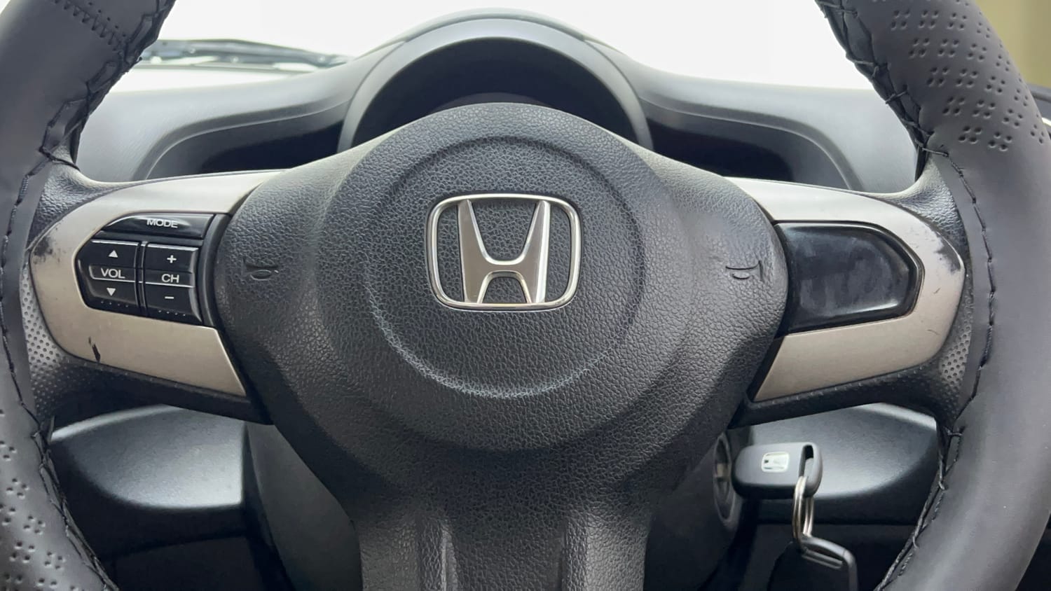 Used 2015 Honda Amaze 1.2 S i-VTEC Petrol Manual top_features Steering mounted controls