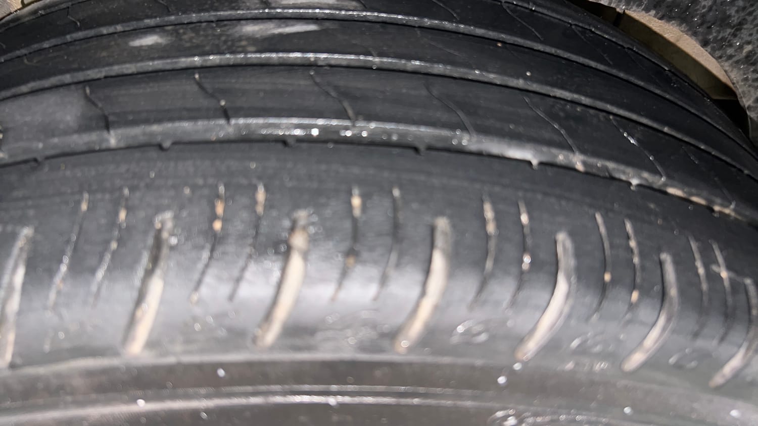 Used 2021 Mahindra XUV 300 W8 1.2 Petrol Petrol Manual tyres LEFT REAR TYRE TREAD VIEW