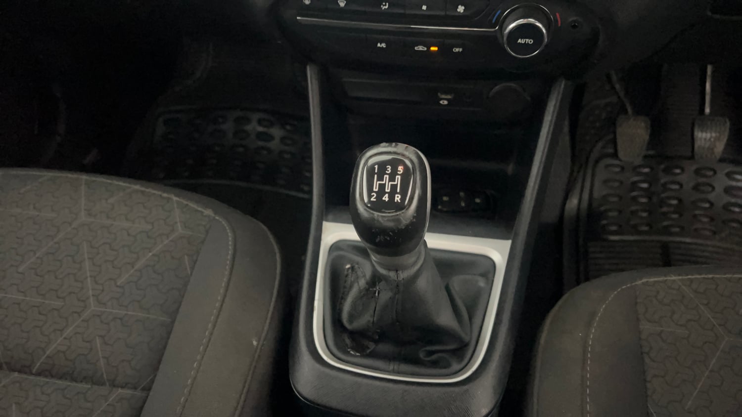 Used 2022 Tata Punch Creative Dual Tone Petrol Manual interior GEAR  KNOB VIEW