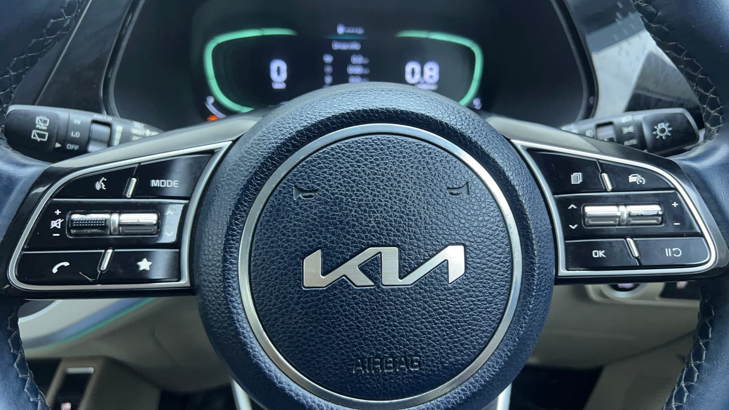 Used 2022 Kia Carens Luxury Plus 1.4 Petrol 6 STR Petrol Manual top_features Cruise control