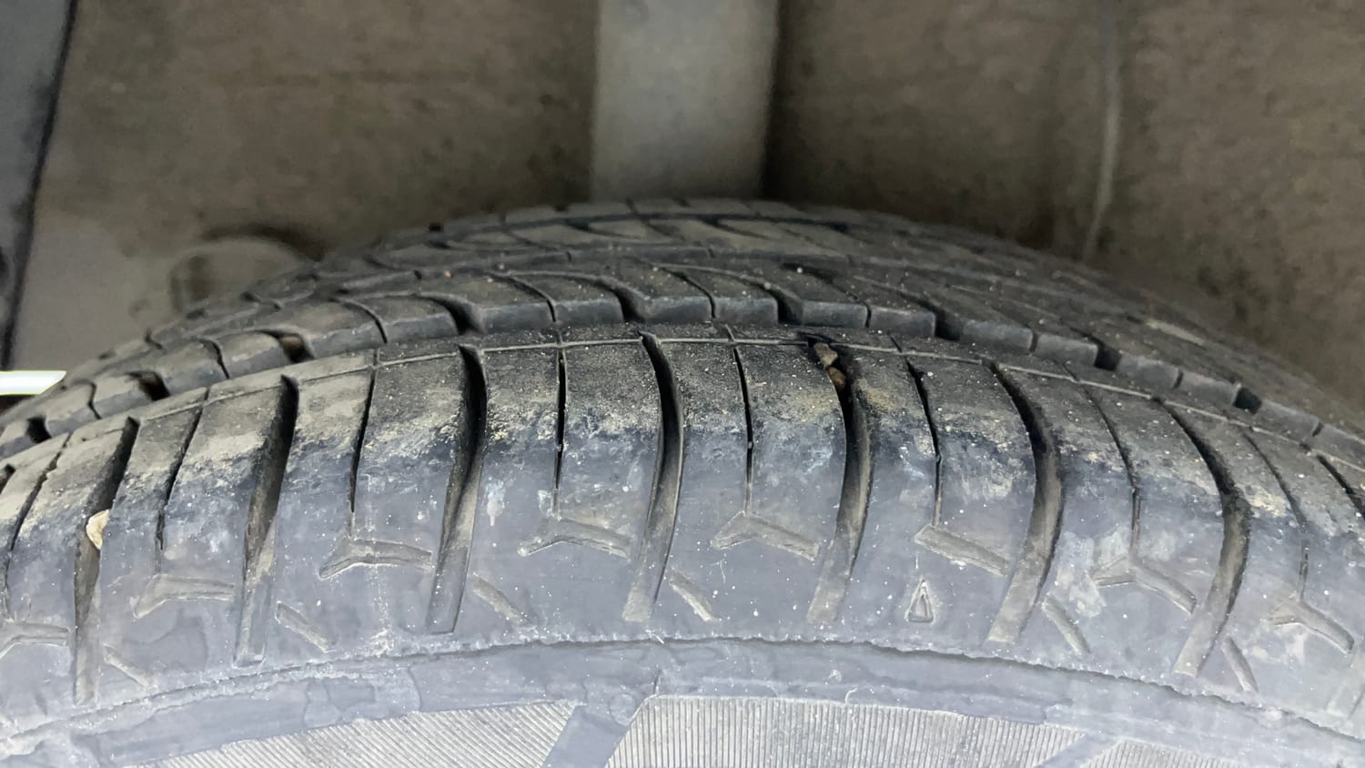 Used 2016 Hyundai Grand i10 Asta 1.2 Kappa VTVT Petrol Manual tyres RIGHT REAR TYRE TREAD VIEW