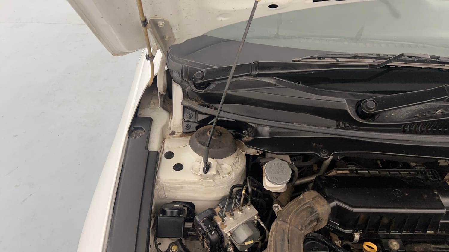 Used 2019 Maruti Suzuki Ciaz Alpha Hybrid 1.5 Petrol Manual engine ENGINE RIGHT SIDE HINGE & APRON VIEW