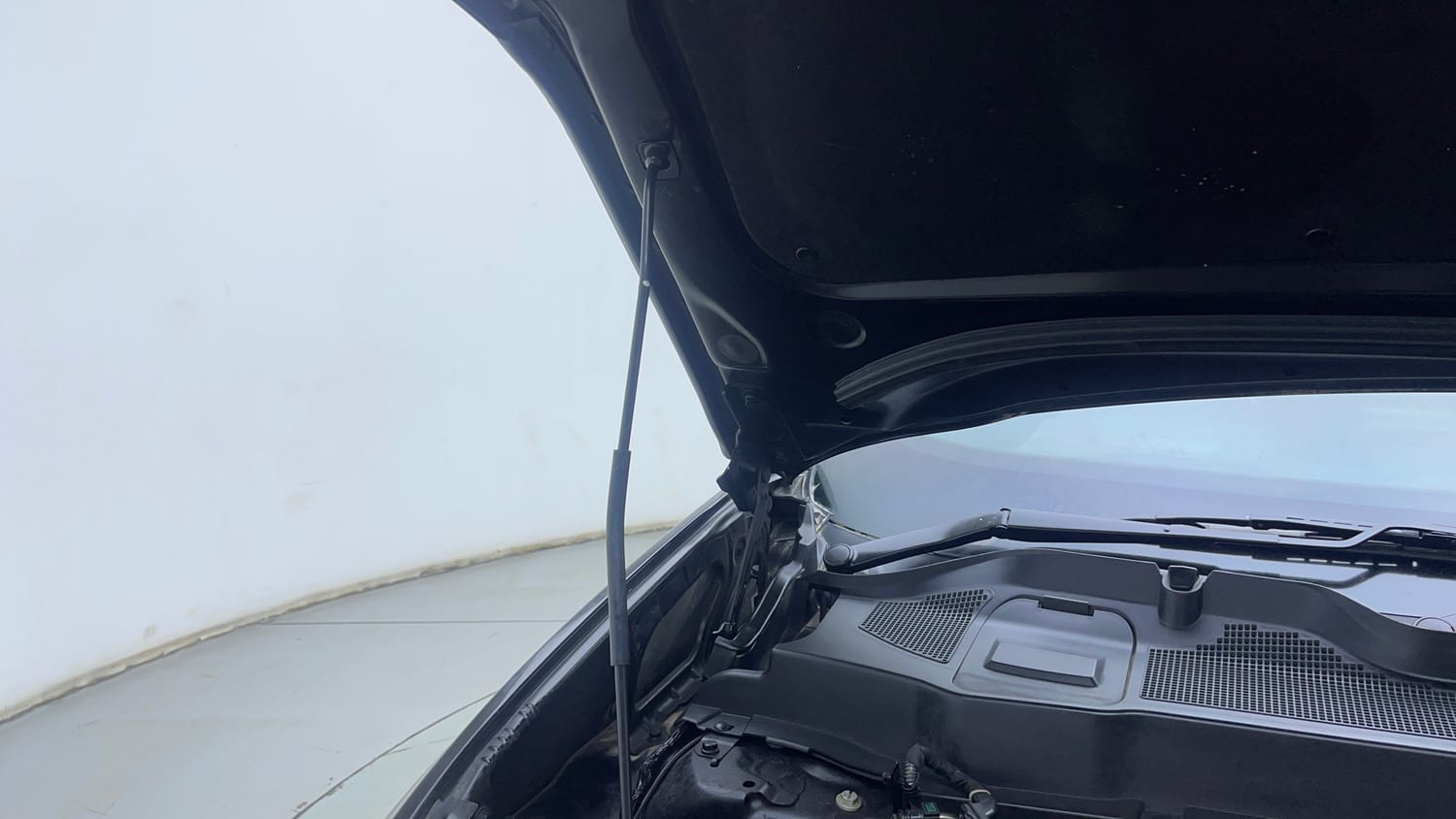 Used 2023 Tata Harrier XZ Plus Dark Edition Diesel Manual engine ENGINE RIGHT SIDE HINGE & APRON VIEW