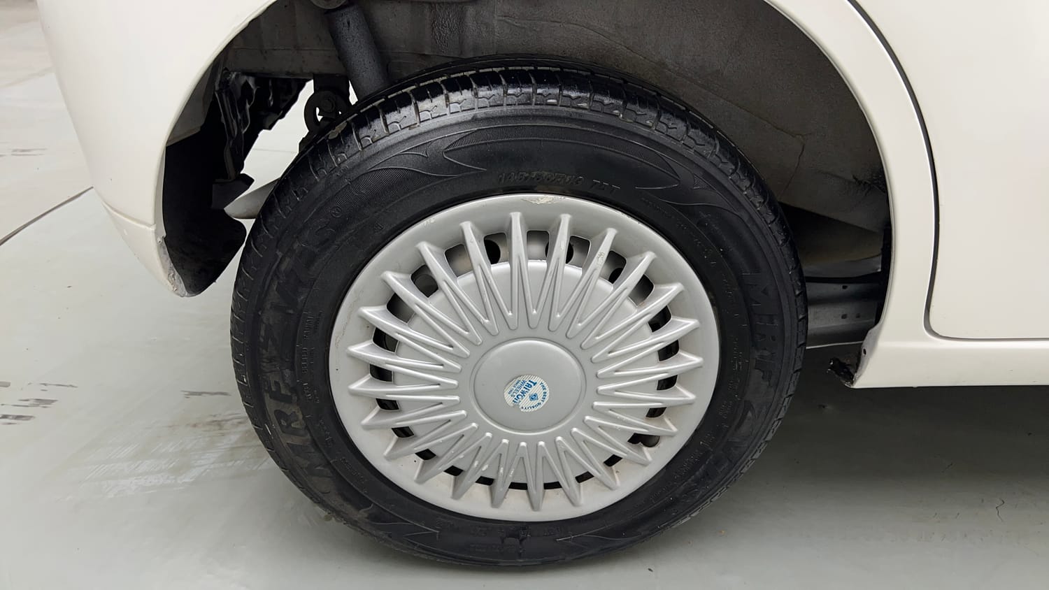 Used 2013 Maruti Suzuki Wagon R LXI Petrol Manual tyres RIGHT REAR TYRE RIM VIEW