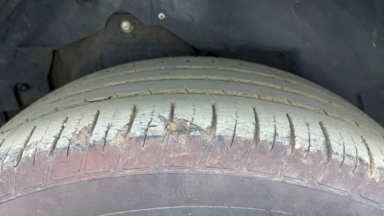 Used 2018 Mahindra XUV500 W11 AT Diesel Automatic tyres RIGHT REAR TYRE TREAD VIEW