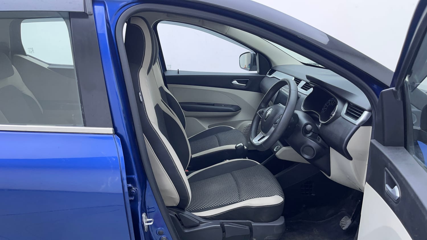 Used 2021 Renault Triber RXZ EASY-R AMT Dual Tone Petrol Automatic interior RIGHT SIDE FRONT DOOR CABIN VIEW
