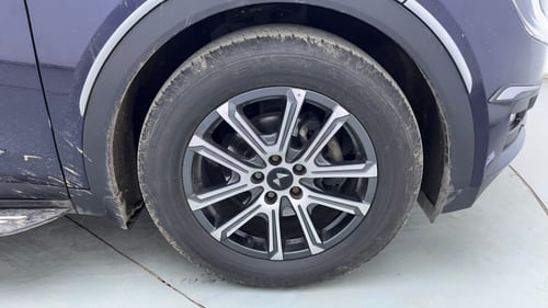 Used 2024 Mahindra XUV700 AX7 Luxury Pack Petrol AT 7 STR Petrol Automatic tyres RIGHT FRONT TYRE RIM VIEW