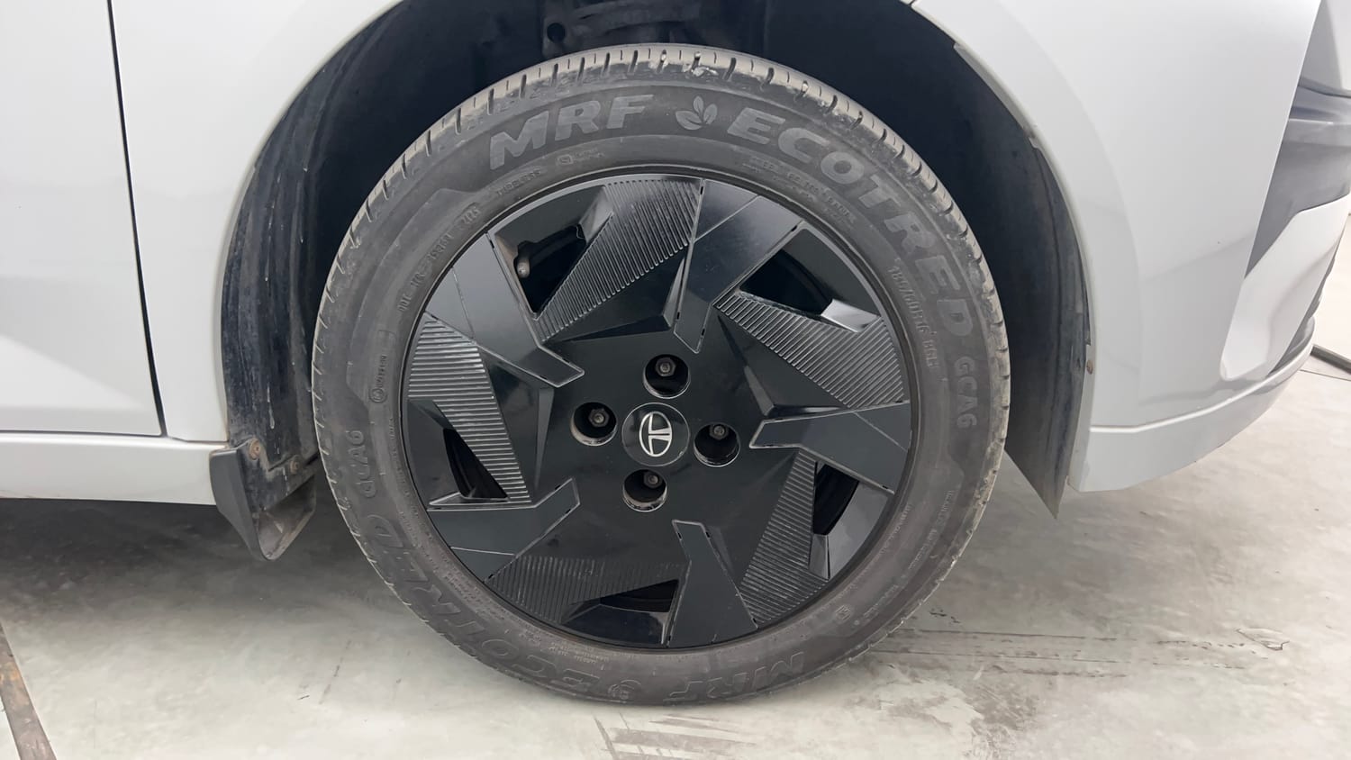 Used 2025 Tata Altroz Creative Petrol 5AMT Petrol Automatic tyres RIGHT FRONT TYRE RIM VIEW