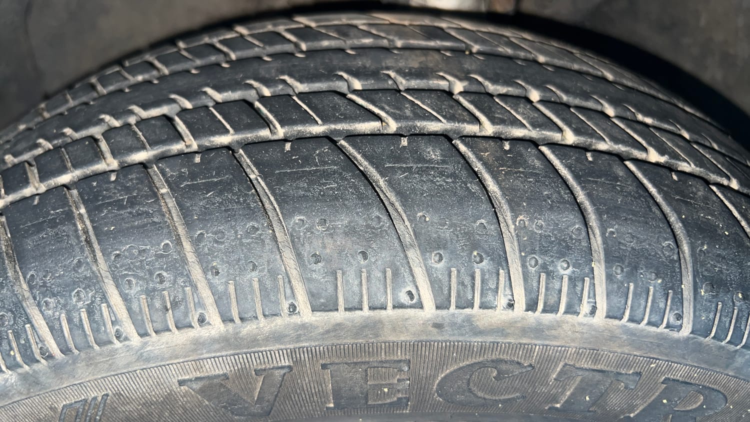 Used 2013 Ford Figo Duratec Petrol ZXI 1.2 Petrol Manual tyres LEFT FRONT TYRE TREAD VIEW