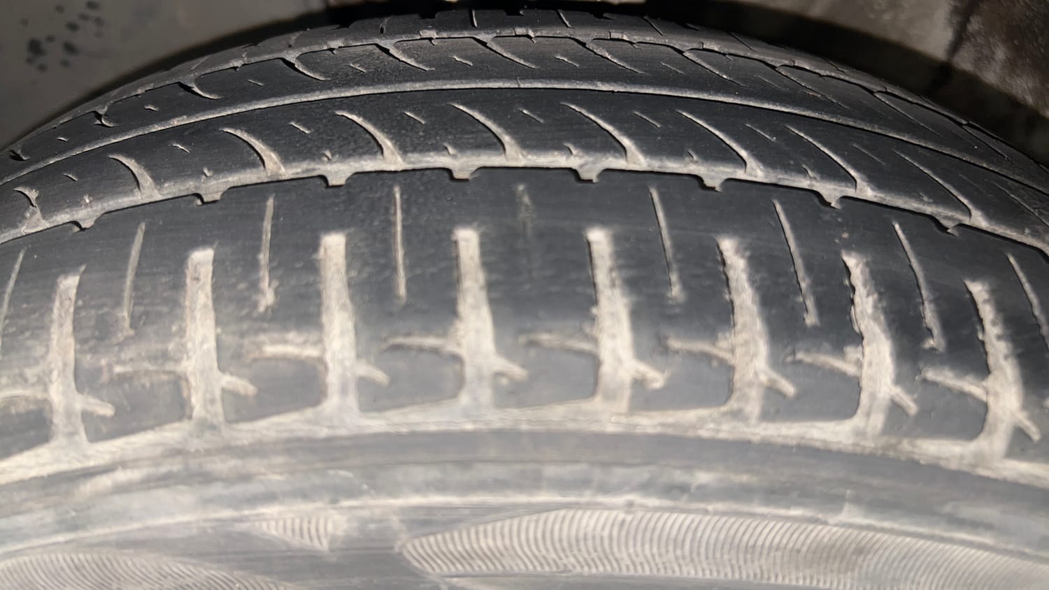 Used 2018 Maruti Suzuki Ignis [2017-2020] Zeta AMT Petrol Dual Tone Petrol Automatic tyres LEFT FRONT TYRE TREAD VIEW