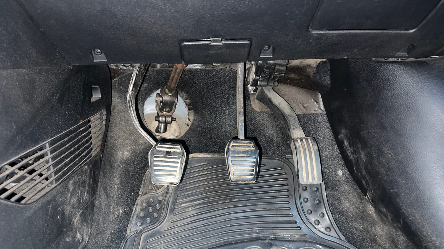 Used 2013 Ford Figo Duratec Petrol ZXI 1.2 Petrol Manual interior PEDALS VIEW