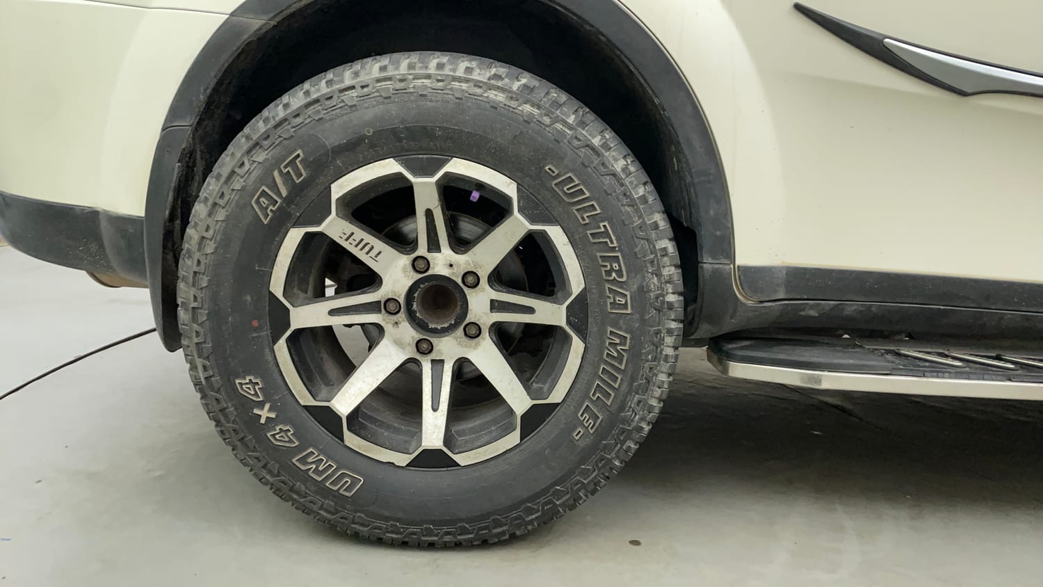 Used 2015 Mahindra XUV500 W6 Diesel Manual tyres RIGHT REAR TYRE RIM VIEW