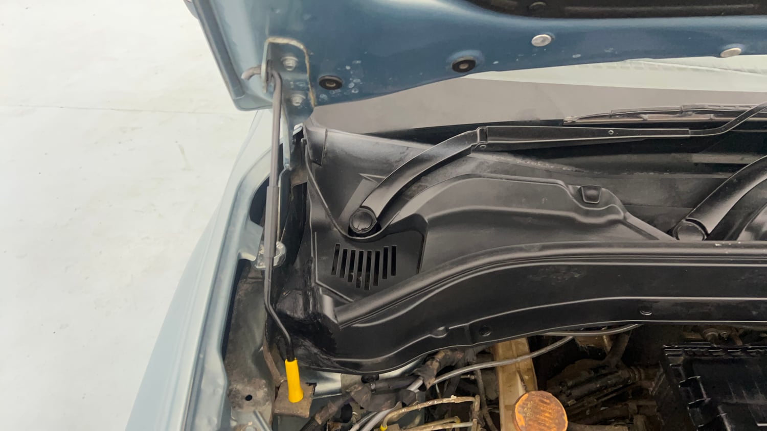 Used 2022 Tata Punch Creative Dual Tone Petrol Manual engine ENGINE RIGHT SIDE HINGE & APRON VIEW