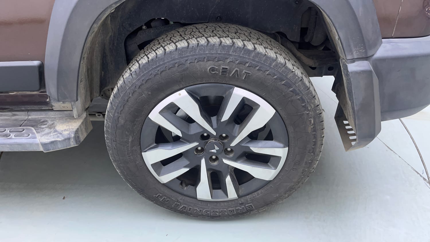 Used 2024 Mahindra Thar Roxx AX7 L Diesel AT 2WD Diesel Automatic tyres LEFT REAR TYRE RIM VIEW