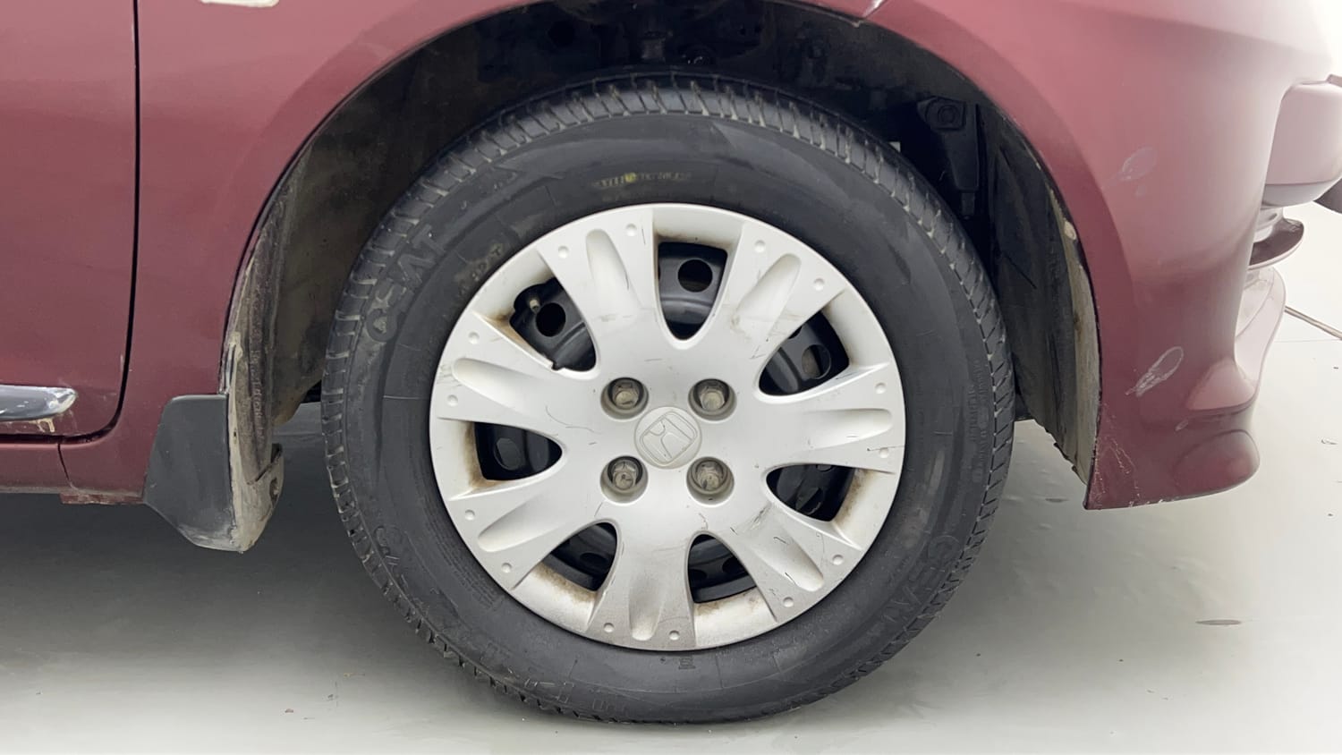 Used 2015 Honda Amaze 1.2 S i-VTEC Petrol Manual tyres RIGHT FRONT TYRE RIM VIEW