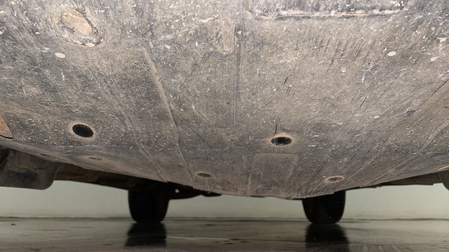 Used 2015 Mahindra XUV500 W6 Diesel Manual extra FRONT LEFT UNDERBODY VIEW