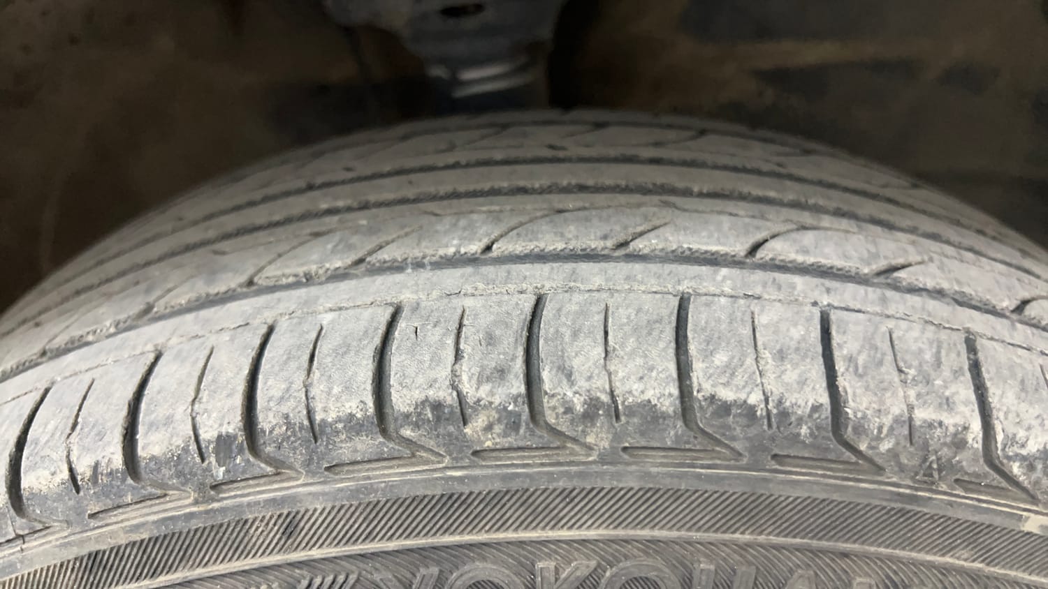 Used 2016 Maruti Suzuki Wagon R 1.0 VXI AMT Petrol Automatic tyres RIGHT FRONT TYRE TREAD VIEW