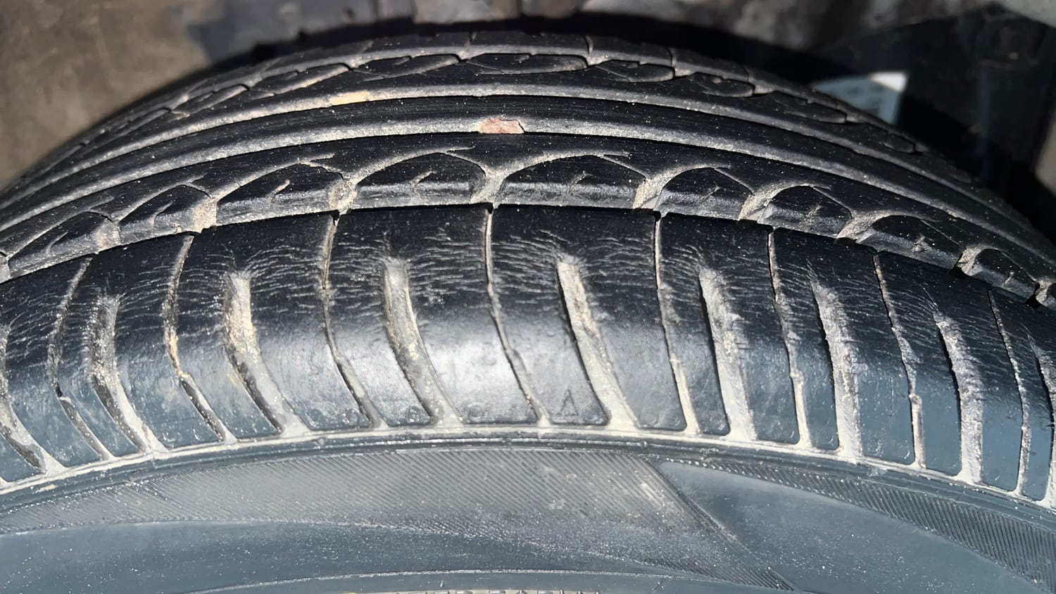 Used 2015 Honda Amaze 1.2 S i-VTEC Petrol Manual tyres RIGHT FRONT TYRE TREAD VIEW