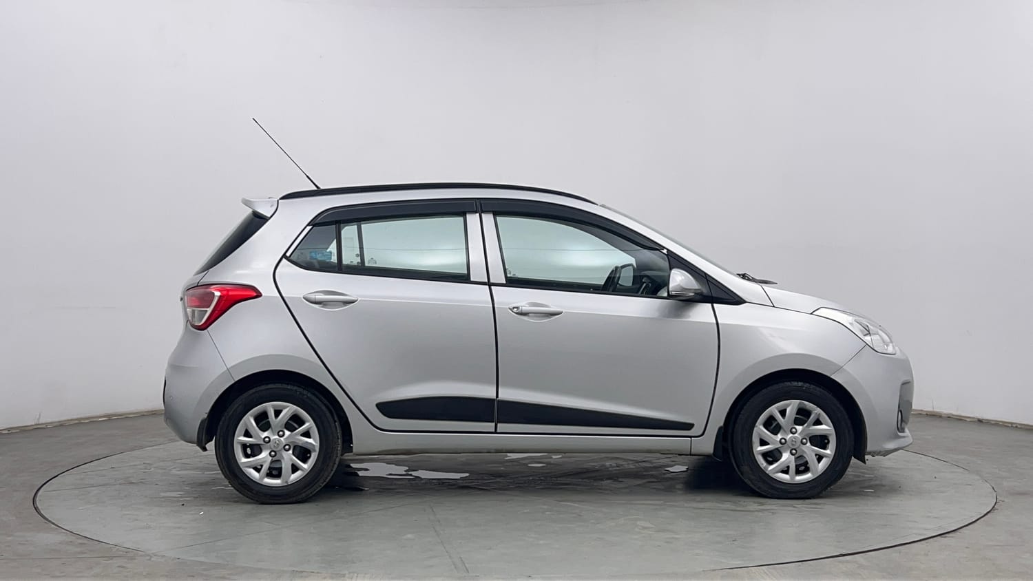 Used 2018 Hyundai Grand i10 Sportz 1.2 Kappa VTVT Petrol Manual exterior RIGHT SIDE VIEW