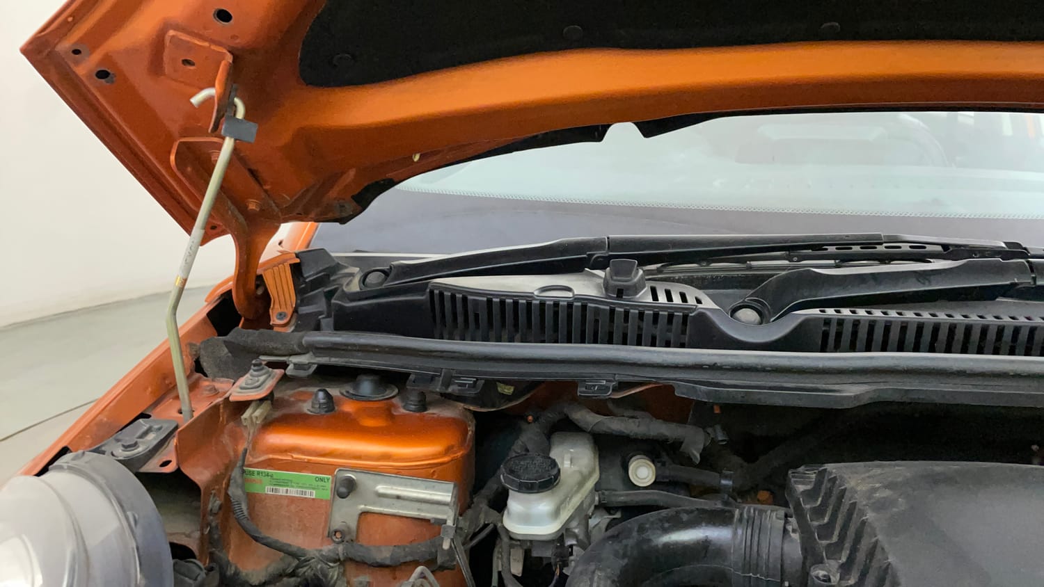 Used 2018 Tata Nexon XZ Plus Petrol Manual engine ENGINE RIGHT SIDE HINGE & APRON VIEW