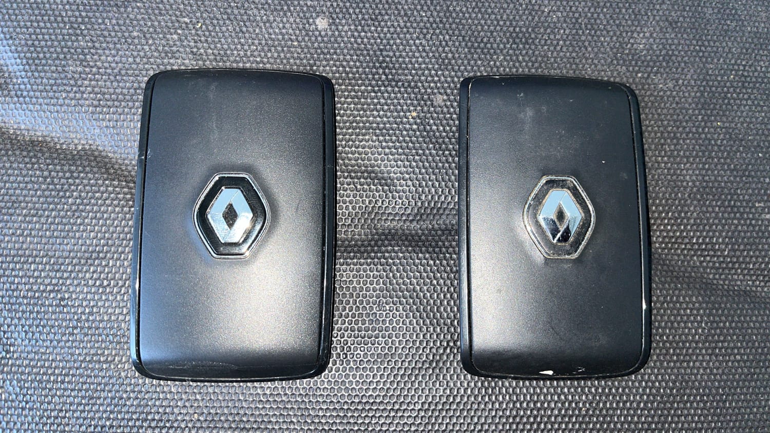 Used 2021 Renault Triber RXZ EASY-R AMT Dual Tone Petrol Automatic extra CAR KEY VIEW