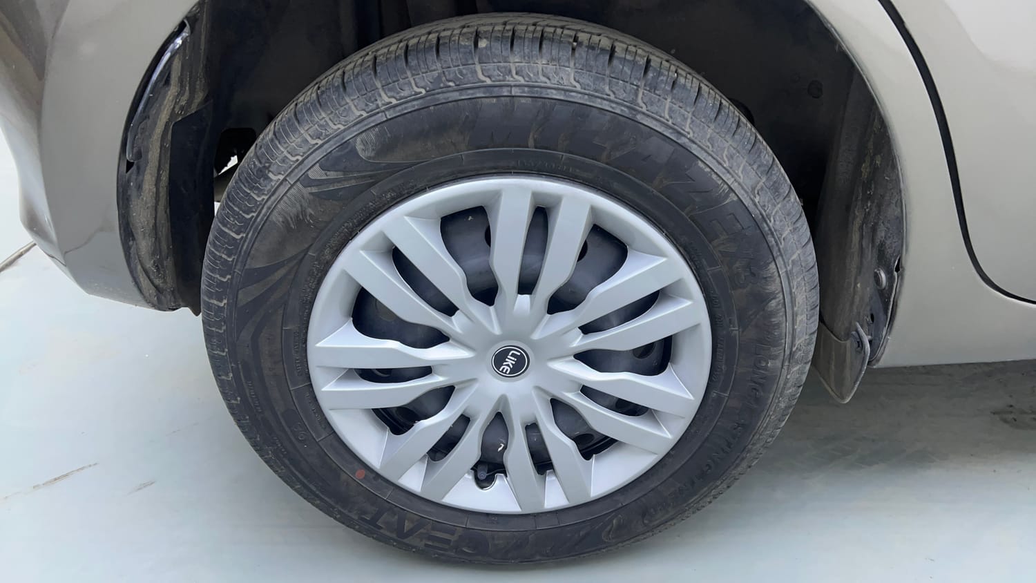 Used 2018 Maruti Suzuki Swift VDi AMT Diesel Automatic tyres RIGHT REAR TYRE RIM VIEW