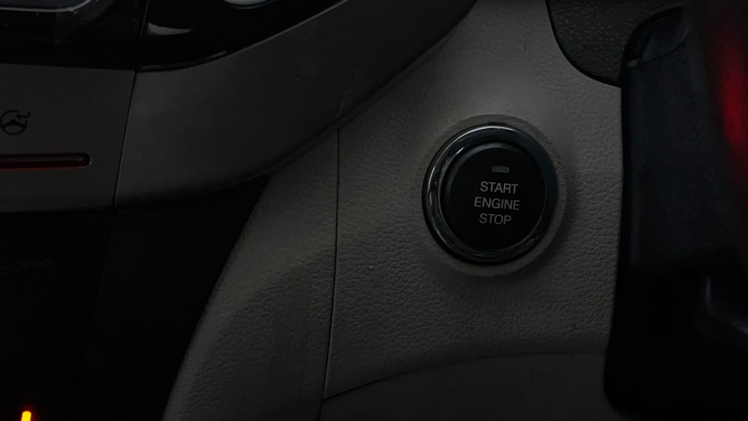 Used 2021 Mahindra XUV 300 W8 1.2 Petrol Petrol Manual top_features Keyless start