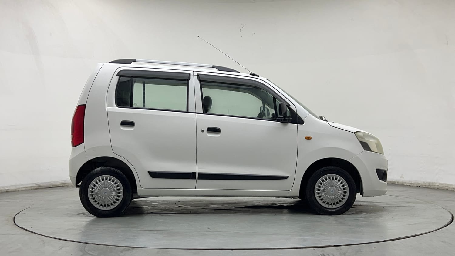 Used 2013 Maruti Suzuki Wagon R LXI Petrol Manual exterior RIGHT SIDE VIEW