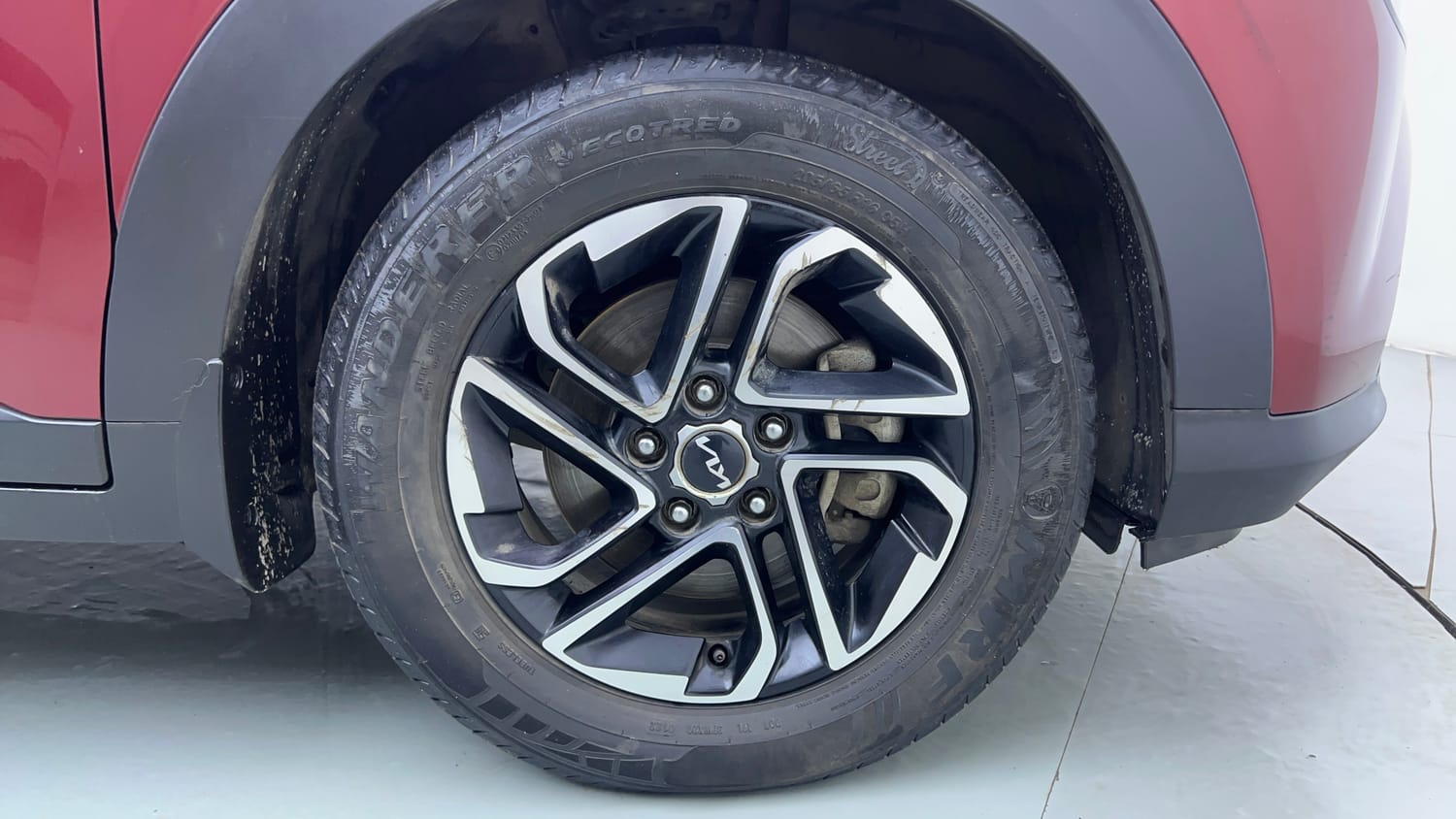 Used 2022 Kia Carens Luxury Plus 1.4 Petrol 6 STR Petrol Manual tyres RIGHT FRONT TYRE RIM VIEW