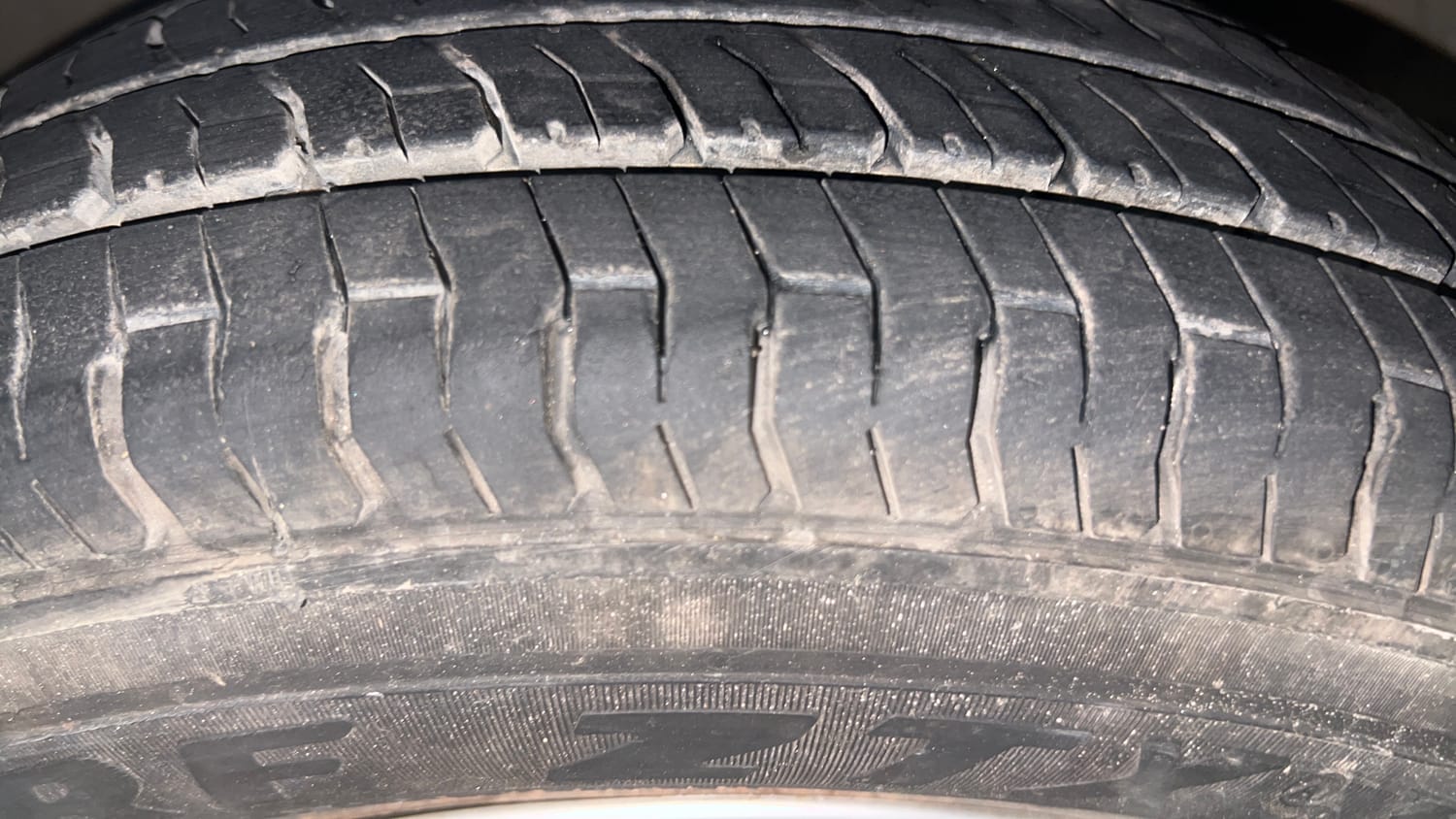 Used 2013 Hyundai i10 Magna 1.2 Kappa2 Petrol Manual tyres RIGHT FRONT TYRE TREAD VIEW