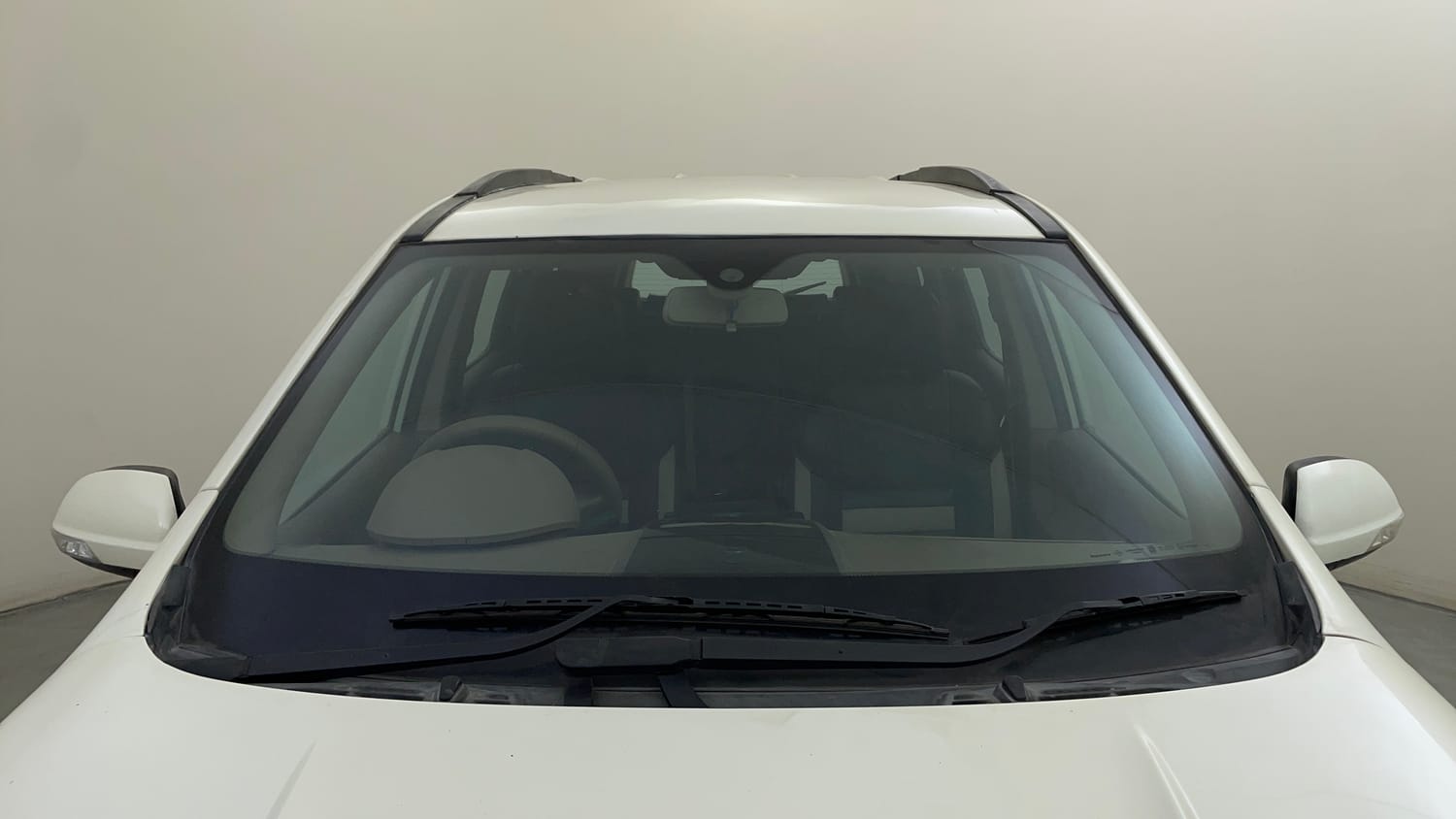 Used 2015 Mahindra XUV500 W6 Diesel Manual exterior FRONT WINDSHIELD VIEW