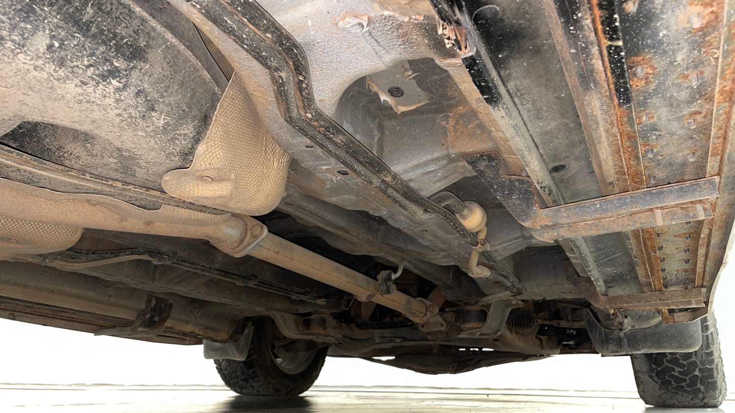 Used 2015 Mahindra XUV500 W6 Diesel Manual extra REAR RIGHT UNDERBODY VIEW