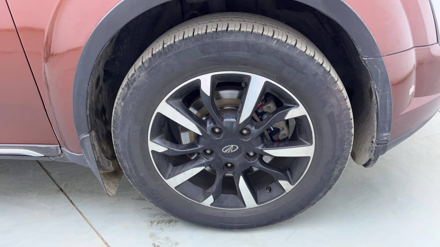 Used 2018 Mahindra XUV500 W11 AT Diesel Automatic tyres RIGHT FRONT TYRE RIM VIEW