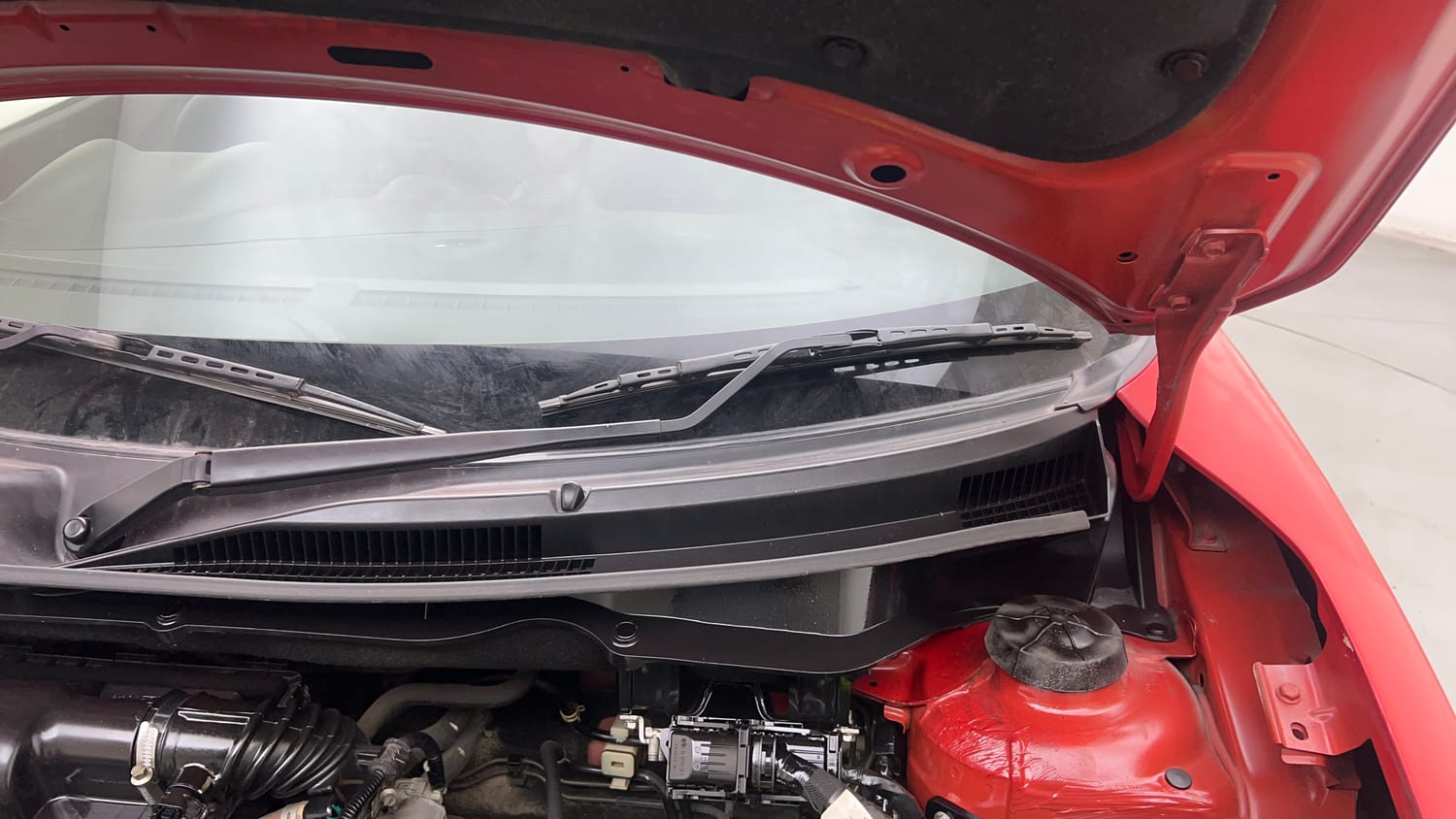 Used 2020 Maruti Suzuki Swift VXi AMT Petrol Automatic engine ENGINE LEFT SIDE HINGE & APRON VIEW