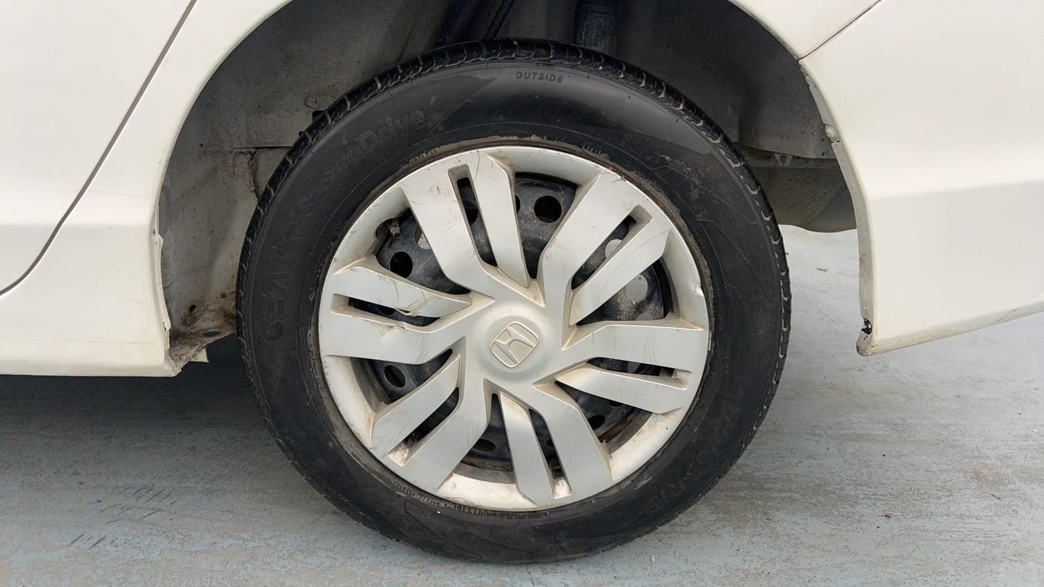 Used 2014 Honda City S Petrol Manual tyres LEFT REAR TYRE RIM VIEW