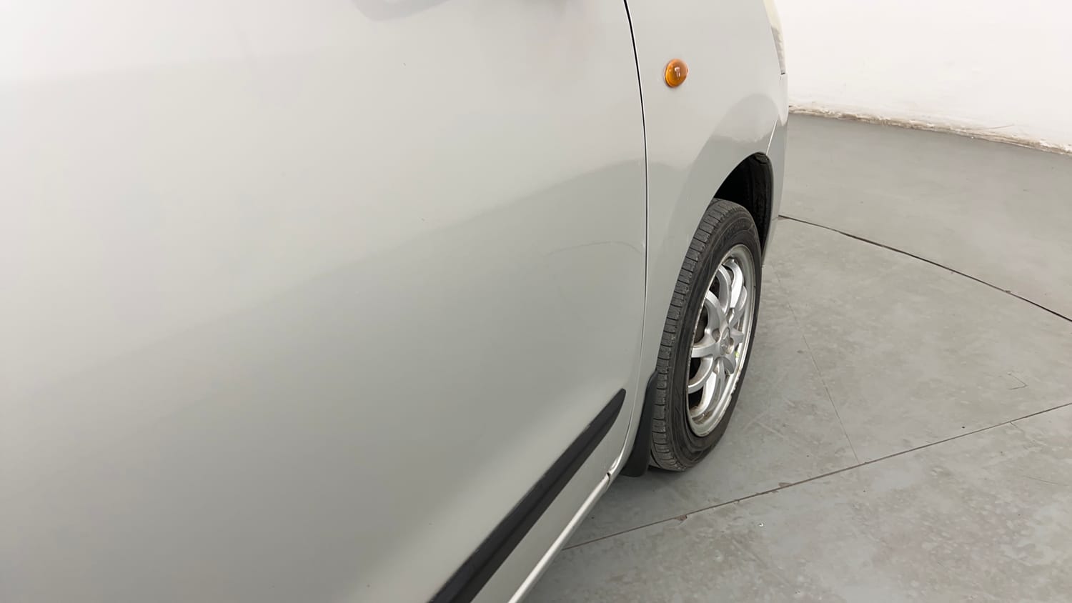 Used 2016 Maruti Suzuki Wagon R 1.0 VXI AMT Petrol Automatic dents MINOR SCRATCH