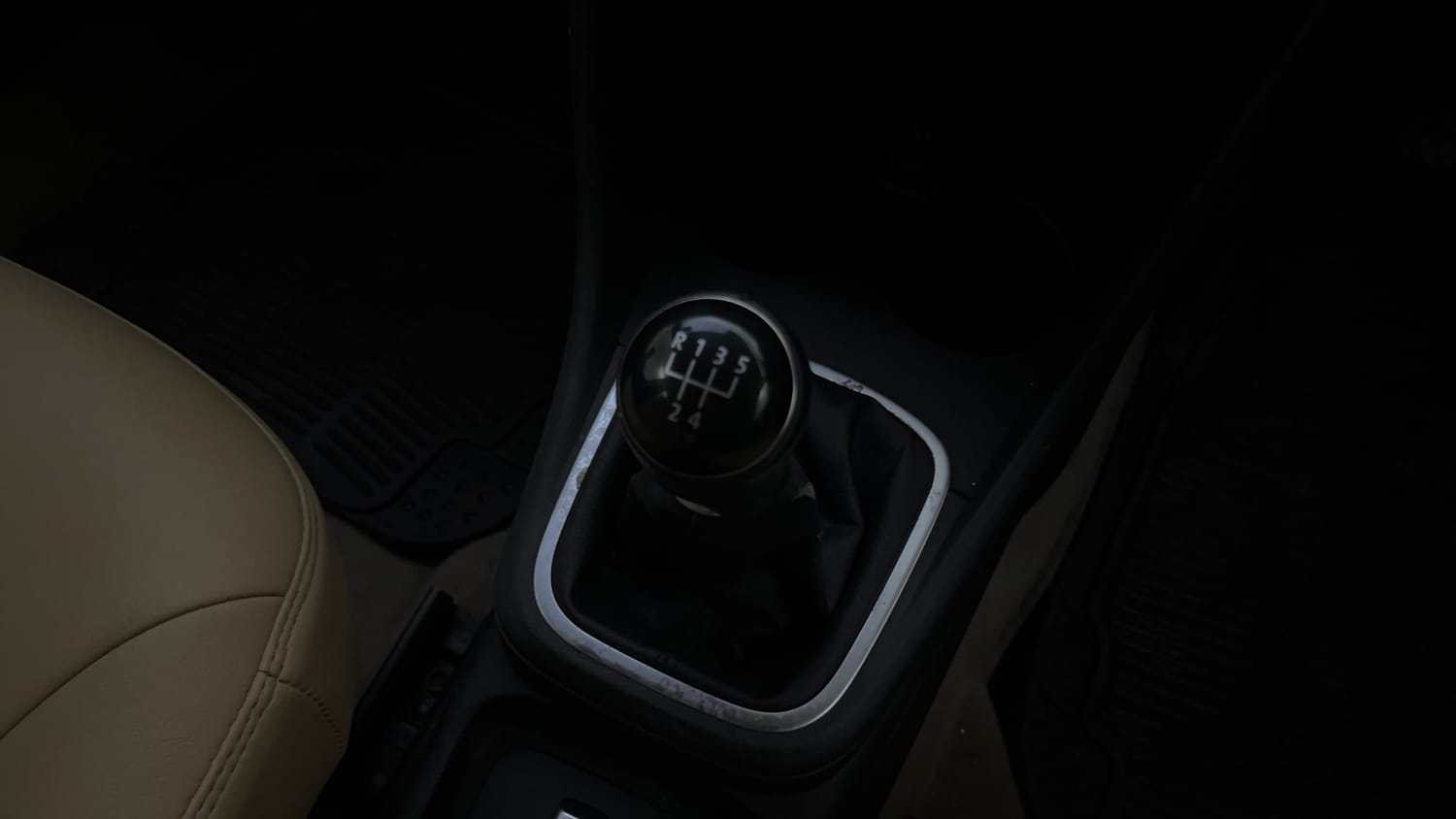 Used 2014 Volkswagen Polo Highline1.2L (P) Petrol Manual interior GEAR  KNOB VIEW